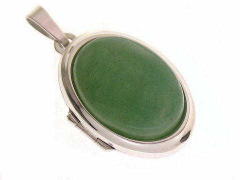 Aventurin Medaillon aus Sterling Silber rhodiniert mit ovalem Cabochon, grüner Aventurin, elegant und zeitlos, hergestellt von Juwelier Harnisch. Ideal für jeden Anlass.