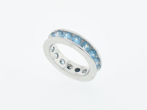 Silber Taufring aus 925 Sterling Silber mit funkelnden hellblauen Zirkonia, hergestellt von Juwelier Harnisch, ideale Memorie Silber Schmuckstück für besondere Anlässe.