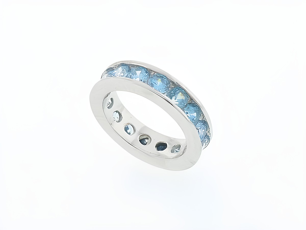 Silber Taufring aus 925 Sterling Silber mit funkelnden hellblauen Zirkonia, hergestellt von Juwelier Harnisch, ideale Memorie Silber Schmuckstück für besondere Anlässe.
