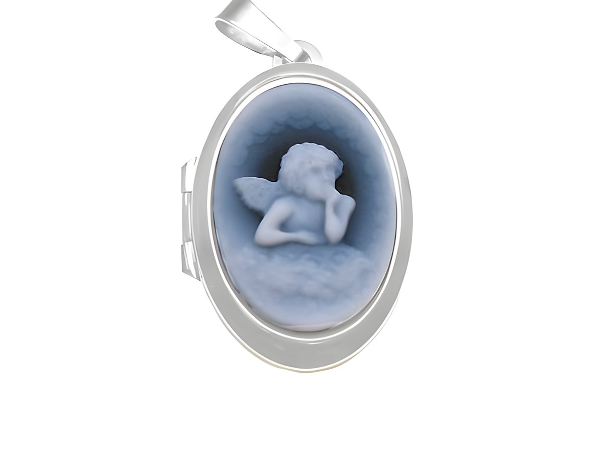 Silber Medaillon mit Achat Gemme und Schutz-Engel, rhodiniert, Hersteller Juwelier Harnisch, filigran gearbeitet, zeigt einen nachdenklichen Engel auf wolkigem Hintergrund.