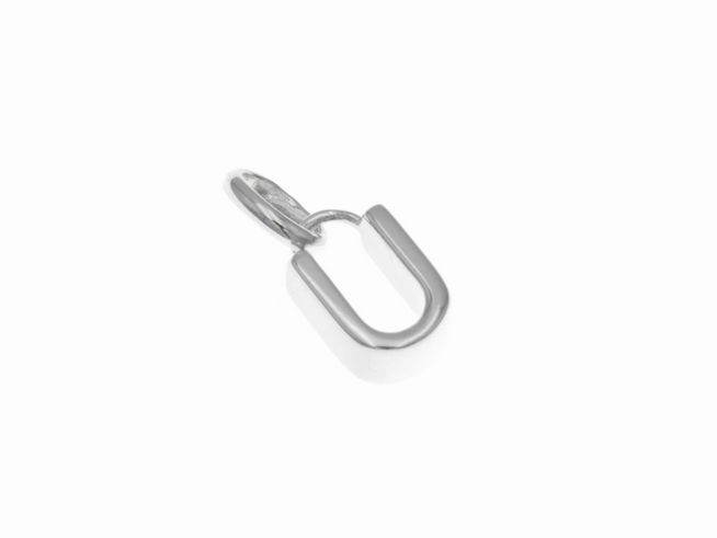 Anhänger aus poliertem Sterling Silber in Form des Buchstabens U, hergestellt von Juwelier Harnisch.