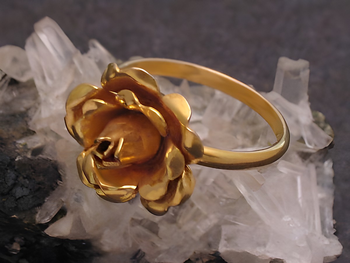 Goldring mit einer nostalgischen Rose aus Gold 333 in Größe 54 vom Hersteller Juwelier Harnisch, kunstvoll gestaltet und bis Größe 54/17,5 erhältlich.