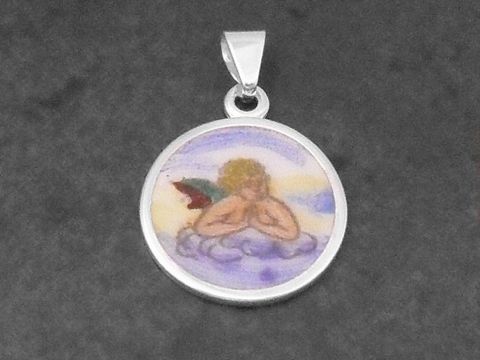 Silber Anhänger mit einem Engel, der auf einer Wolke sitzt. Der Engel hat goldene Locken und flügel. Hersteller ist Juwelier Harnisch, ideal als Glücksbringer.