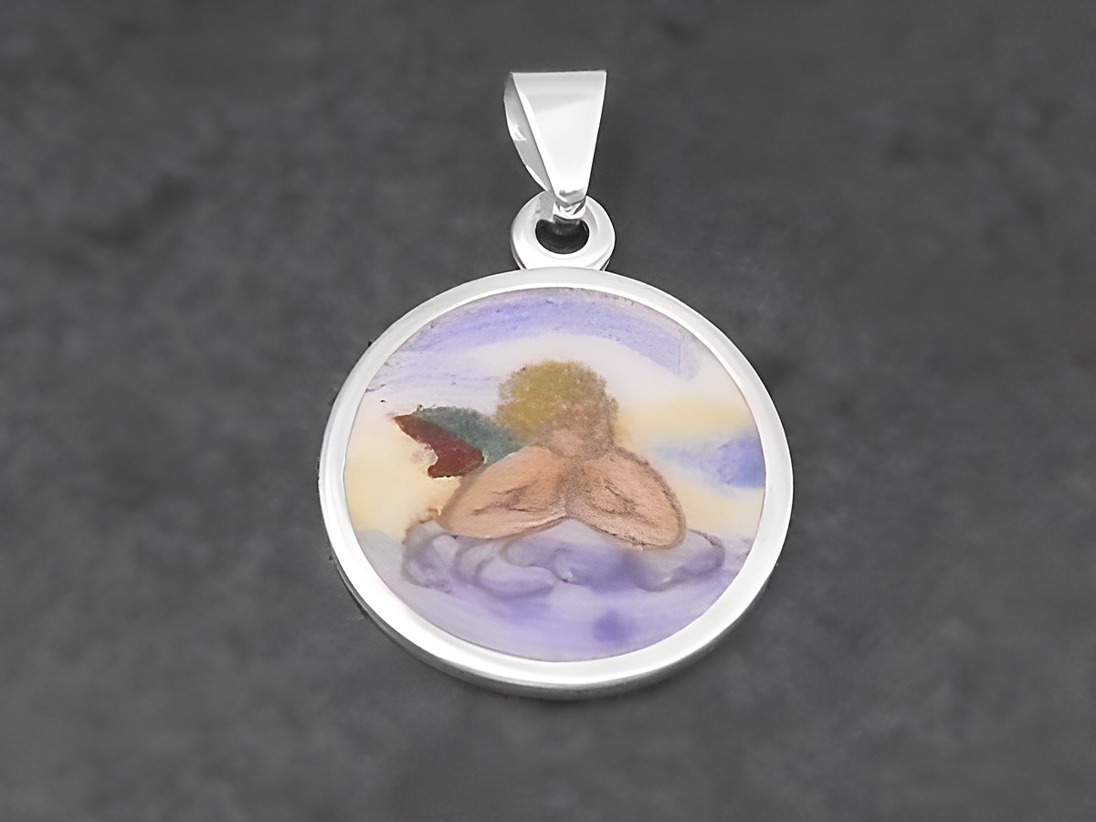 Silber Anhänger mit einem Engel, der auf einer Wolke sitzt. Der Engel hat goldene Locken und flügel. Hersteller ist Juwelier Harnisch, ideal als Glücksbringer.