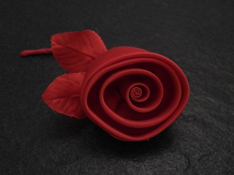 Haarschmuck in Form einer zarten, hellroten Satinrose mit Blättern, ideal als Brosche von Hersteller Juwelier Harnisch, perfekt für besondere Anlässe.