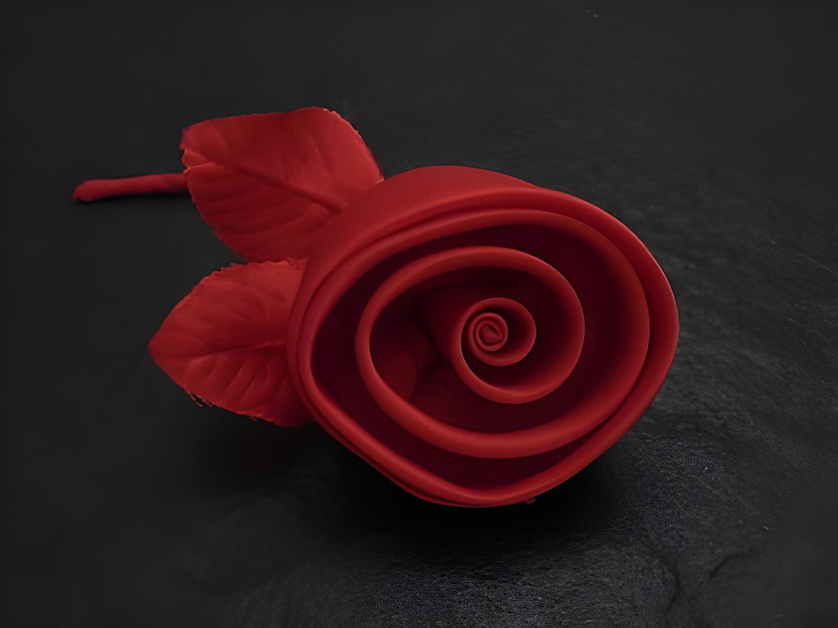 Haarschmuck in Form einer zarten, hellroten Satinrose mit Blättern, ideal als Brosche von Hersteller Juwelier Harnisch, perfekt für besondere Anlässe.