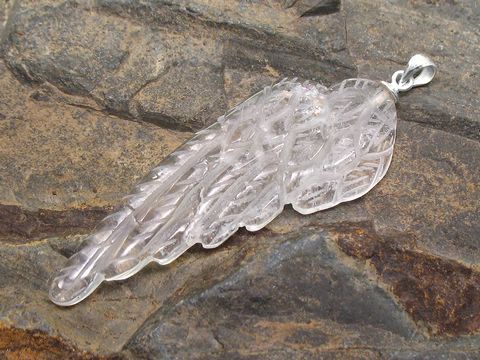 Flügel aus Bergkristall mit einer Silberöse von 5 cm, kunstvoll gestaltet als Engel, ideal für Anhänger oder Schmuckstücke, hochwertig gefertigt vom Juwelier Harnisch.