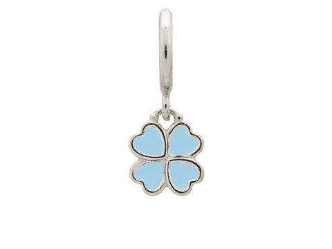 Ein silberner Charm-Anhänger in Form eines Glücksklee mit vier herzförmigen Blättern und einer hellblauen Füllfarbe, hergestellt von Endless, Modellnummer 43270-5.