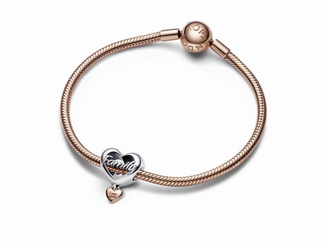 Pandora Charm mit Herzanhänger "Familie" aus Silber und Roségold Vermeil, elegant auf Bracelet gestaltet, ideal für Hochzeit und besondere Anlässe, symbolisiert Liebe zur Familie.