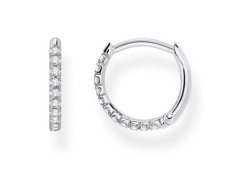 56969023-0 Ein eleganter Thomas Sabo Creole Ohrring aus Silber, verziert mit klaren Zirkonia-Steinen, zeigt ein zeitloses Design und strahlt Glanz aus. Ideal für jeden Anlass.