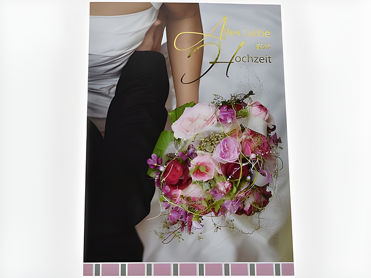Hochzeitskarte mit einem Brautpaar, das einen Brautstrauß hält. Die Karte trägt den Schriftzug Alles Gute zur Hochzeit. Hersteller ist Juwelier Harnisch. Hochzeitskarten.