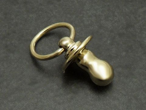 Silber Anhänger - kleiner Schnuller - mit Vergoldung Baby, Hersteller: Juwelier Harnisch, Anhänger. Der Schnuller hat eine glatte, glänzende Oberfläche und einen runden Aufhängering.