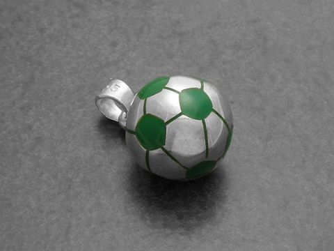 Fußball Anhänger aus Sterlingsilber in Form eines Fußballs mit grünen Details, ideal als Fanartikel für Deutschlandfans von Juwelier Harnisch.