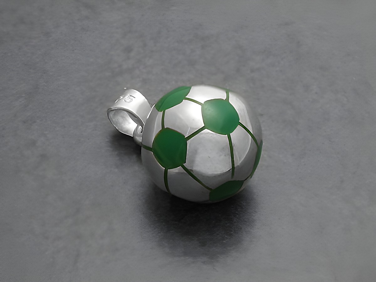Fußball Anhänger aus Sterlingsilber in Form eines Fußballs mit grünen Details, ideal als Fanartikel für Deutschlandfans von Juwelier Harnisch.