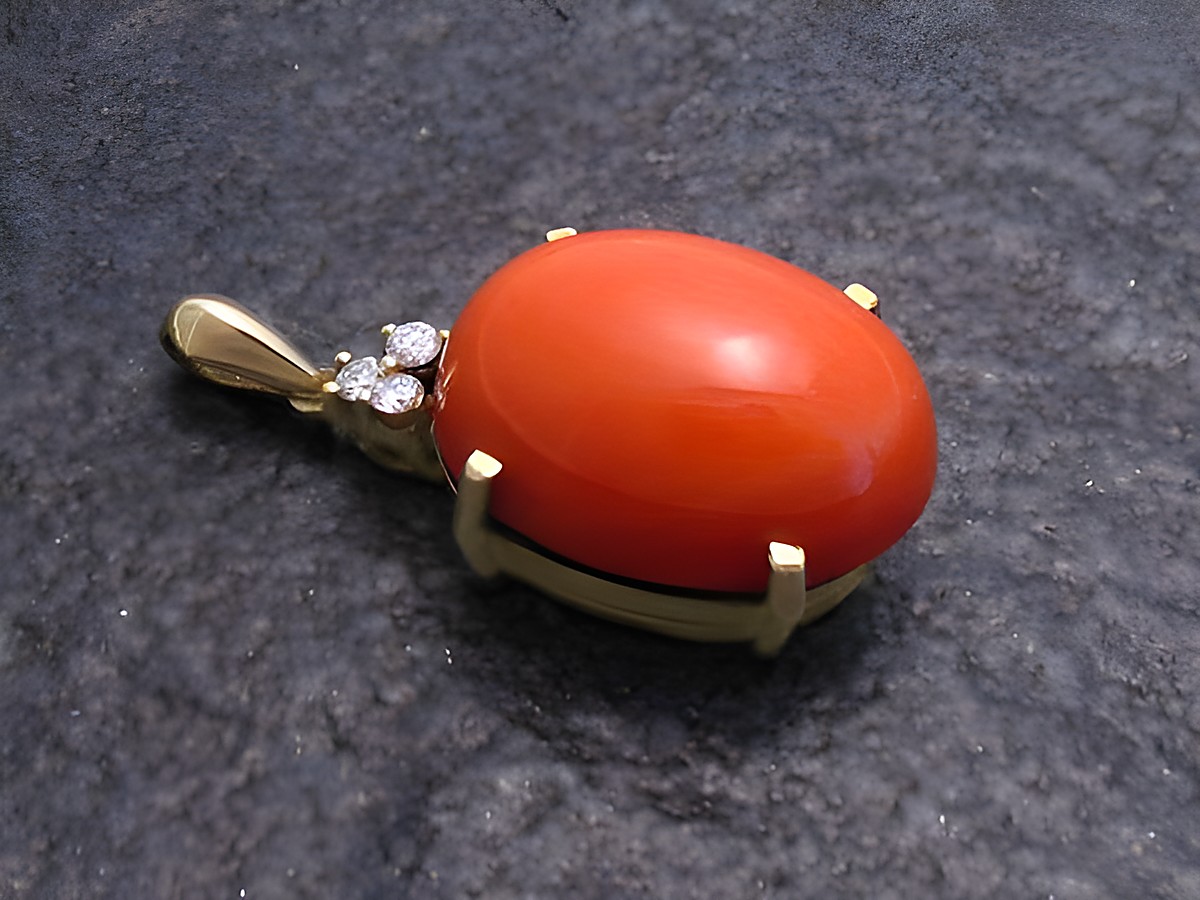 Gold Anhänger mit brillantem und korallenfarbenem Stein, gefertigt aus Gold 585, Hersteller Juwelier Harnisch, verziert mit Diamanten und Brillianten.