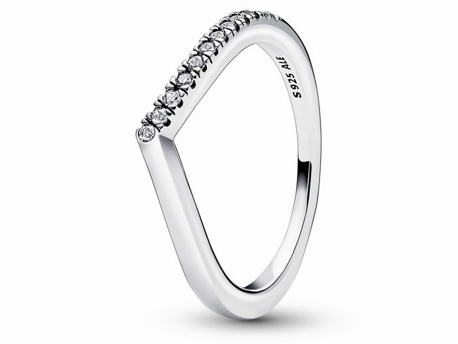 Pandora Wishbone Halb funkelnder Ring aus Sterling Silber mit klaren Zirkonia in Größe 58. Der Ring hat eine elegante V-Form und strahlt zeitlose Schönheit aus.
