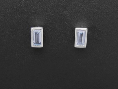 Rechteck Ohrstecker aus Sterling Silber, Hersteller Juwelier Harnisch, mit elegantem Design und lichtblauen Steinen, ideal für besondere Anlässe oder den täglichen Gebrauch.