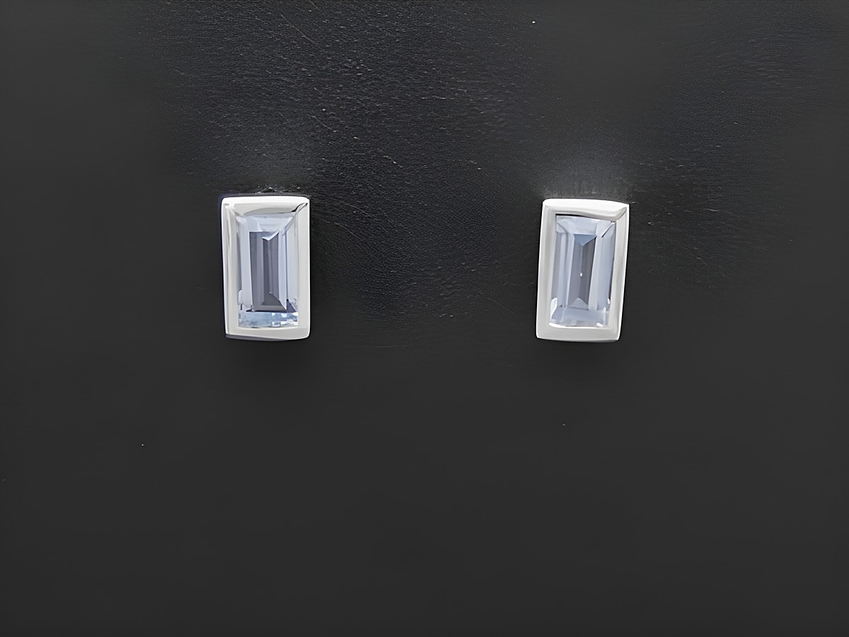 Rechteck Ohrstecker aus Sterling Silber, Hersteller Juwelier Harnisch, mit elegantem Design und lichtblauen Steinen, ideal für besondere Anlässe oder den täglichen Gebrauch.