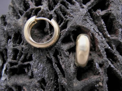 Schlichte und elegante goldene Creolen mit einem Durchmesser von 1,5 cm und einer Breite von 2,1 mm, hergestellt von Juwelier Harnisch, ideal für jeden Anlass.