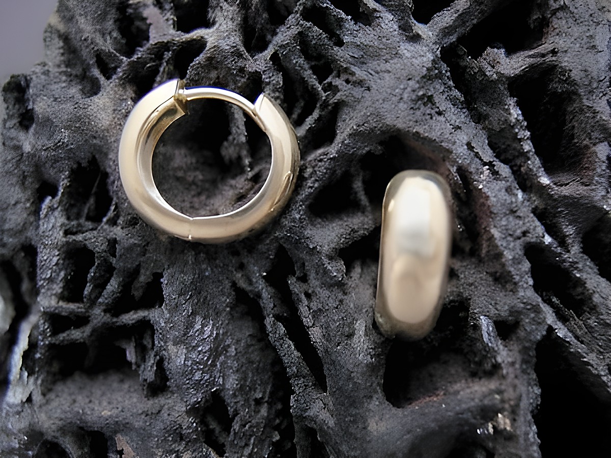 Schlichte und elegante goldene Creolen mit einem Durchmesser von 1,5 cm und einer Breite von 2,1 mm, hergestellt von Juwelier Harnisch, ideal für jeden Anlass.