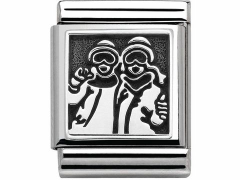 Silbernes Armband mit Edelstahl und Silber 925 Element, das zwei Snowboarder in Anoraks und mit Skibrillen zeigt, die freundlich in die Kamera lächeln.