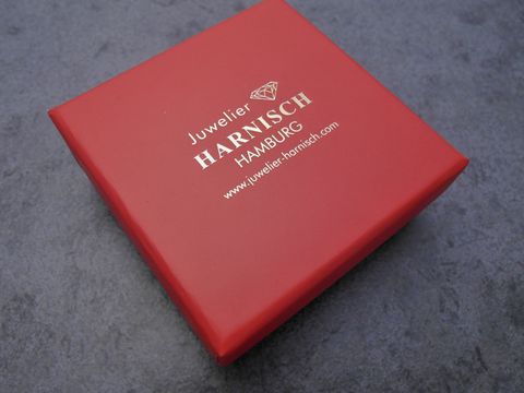 Geschenkschachtel viereckig rot mit schwarzem Aufdruck, Maße 60 x 60 x 24 mm, Hersteller Juwelier Harnisch, ideal für Schmuckpräsente, elegante Geschenkbox.