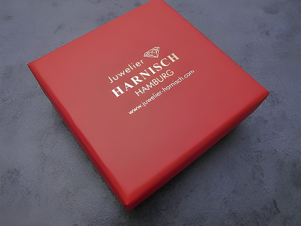 Geschenkschachtel viereckig rot mit schwarzem Aufdruck, Maße 60 x 60 x 24 mm, Hersteller Juwelier Harnisch, ideal für Schmuckpräsente, elegante Geschenkbox. – Ansicht 2