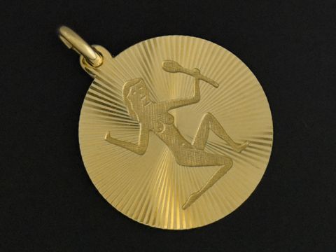 Jungfrau Gold Sternzeichen Gravurplatte mit Diamantschliff, Durchmesser 19 mm, zeigt eine stilisierte Darstellung des Sternzeichens Jungfrau, gefertigt von Juwelier Harnisch.
