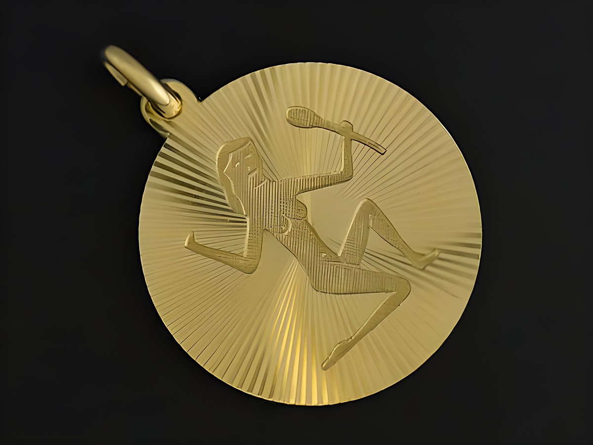 Jungfrau Gold Sternzeichen Gravurplatte mit Diamantschliff, Durchmesser 19 mm, zeigt eine stilisierte Darstellung des Sternzeichens Jungfrau, gefertigt von Juwelier Harnisch.