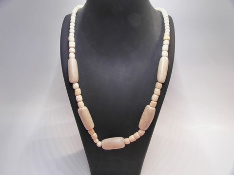 Holzkette mit ovalen Kugeln in naturbraun, 29 mm, 70 cm lang, hergestellt von Juwelier Harnisch, ideal als Schmuckstück für jede Gelegenheit.
