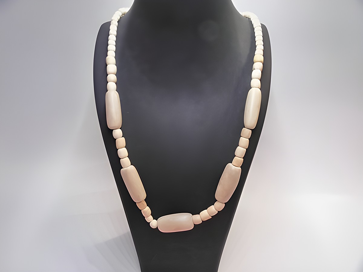 Holzkette mit ovalen Kugeln in naturbraun, 29 mm, 70 cm lang, hergestellt von Juwelier Harnisch, ideal als Schmuckstück für jede Gelegenheit.