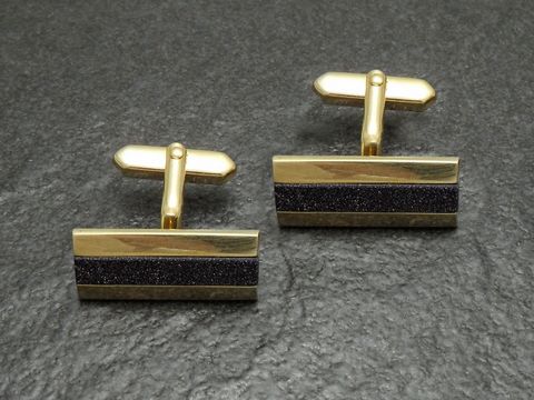 Manschettenknöpfe vergoldet mit synthetischem Stein Goldfluss, hergestellt von Juwelier Harnisch, goldfarben mit einer eleganten Musterung, ideal für stilvolle Outfits.