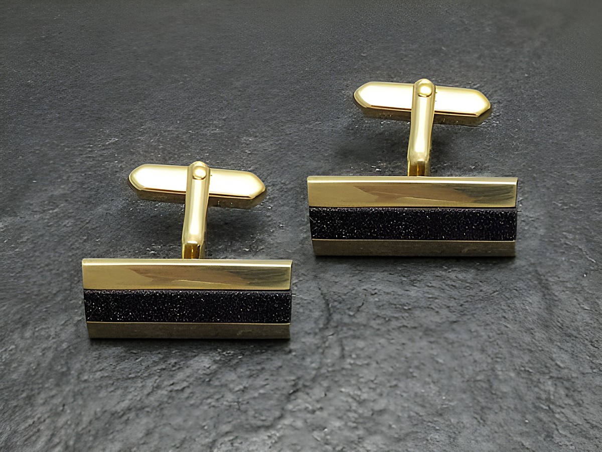 Manschettenknöpfe vergoldet mit synthetischem Stein Goldfluss, hergestellt von Juwelier Harnisch, goldfarben mit einer eleganten Musterung, ideal für stilvolle Outfits.