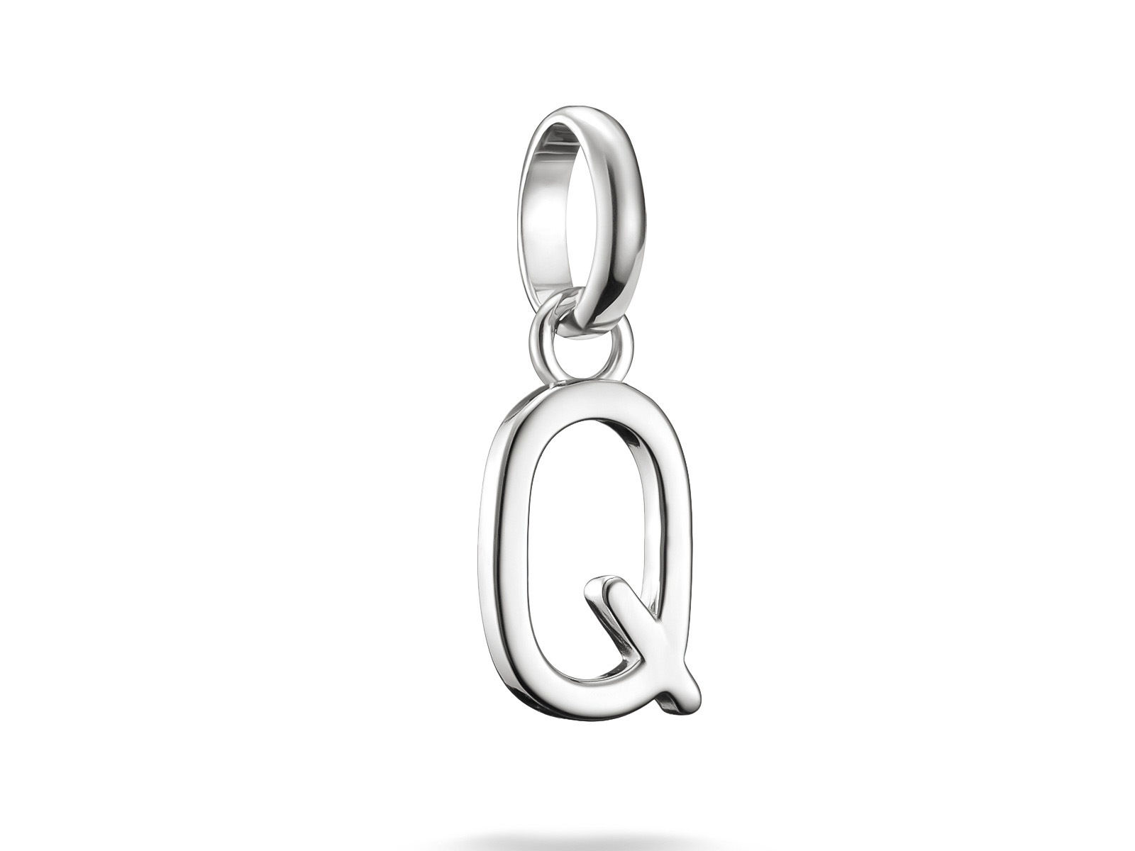 Charm mit Öse in glänzendem Silber in Form des Buchstabens Q, entworfen von Thomas Sabo im Charm Club CONNECT, ideal für persönliche Schmuckstücke.