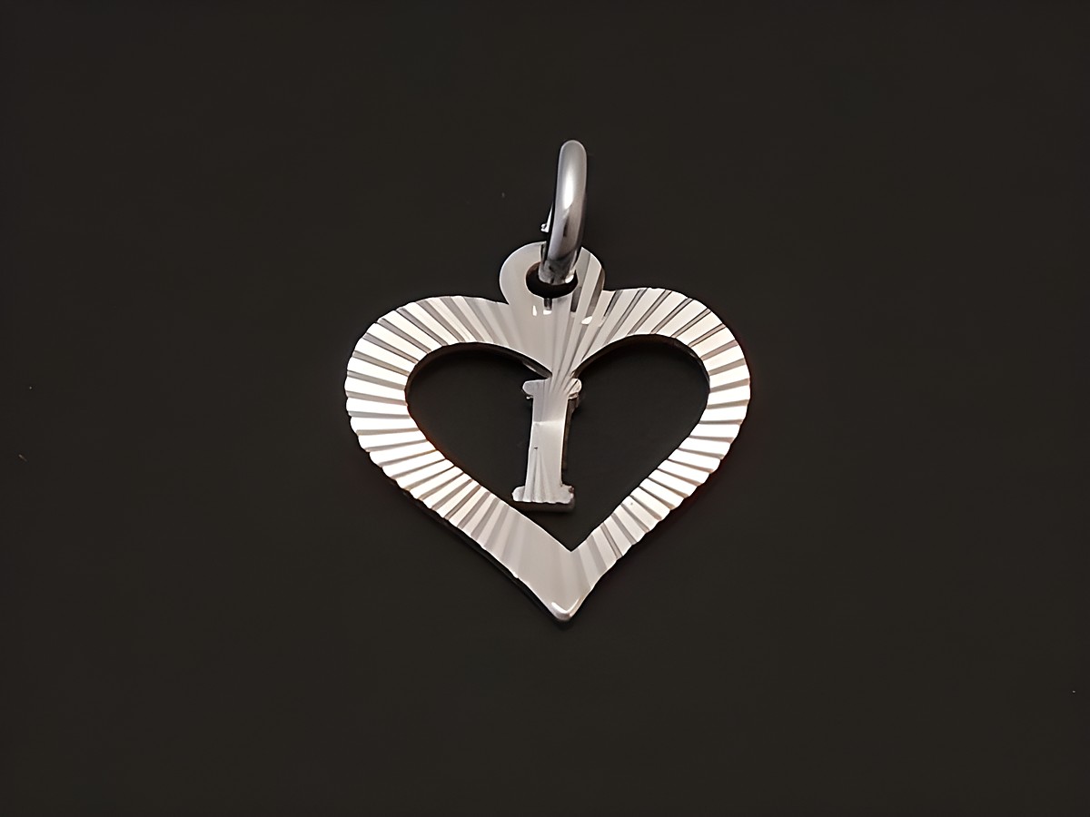 Herz Anhänger aus rhodiniertem Sterling Silber mit eingearbeitetem Buchstaben I, Hersteller Juwelier Harnisch, elegantes und zeitloses Design, ideal als persönliches Geschenk oder Schmuckstück.