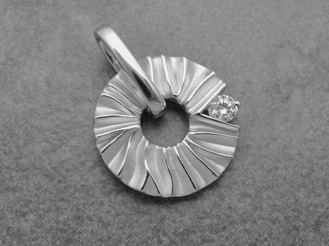 Silber Anhänger in runder Form mit Zirkonia in weiß, designorientiert, von Hersteller Juwelier Harnisch, kunstvoll geformt mit gewellter Oberfläche.