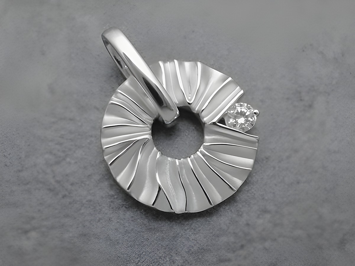 Silber Anhänger in runder Form mit Zirkonia in weiß, designorientiert, von Hersteller Juwelier Harnisch, kunstvoll geformt mit gewellter Oberfläche.