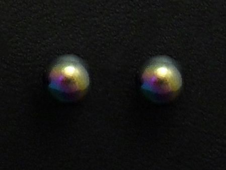 Bunte Ohrstecker aus Edelstahl mit einem Durchmesser von 4 mm, hergestellt von Juwelier Harnisch, mit schimmernder rainbow Oberfläche.
