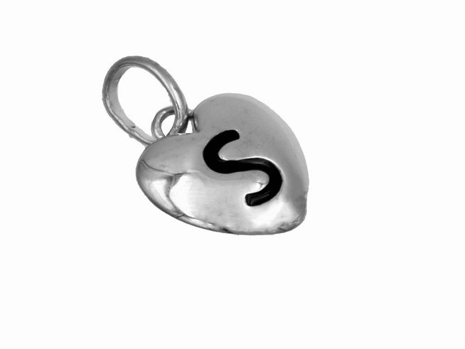 Herzanhänger aus 925 Sterling Silber mit polierter und rhodinierter Oberfläche, verziert mit einem schwarzen Buchstaben S, ideal für Kinder, Hersteller Juwelier Harnisch.