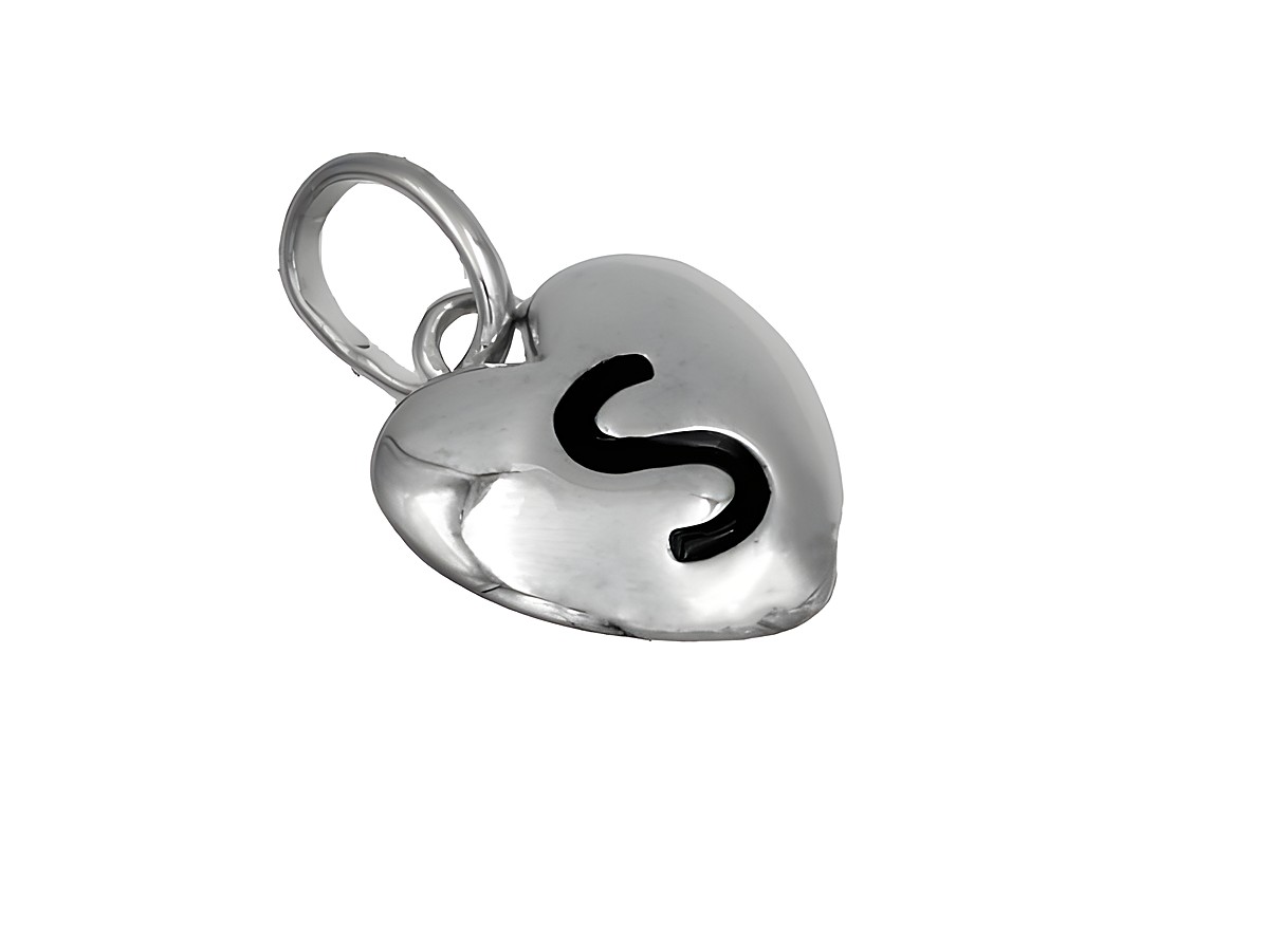 Herzanhänger aus 925 Sterling Silber mit polierter und rhodinierter Oberfläche, verziert mit einem schwarzen Buchstaben S, ideal für Kinder, Hersteller Juwelier Harnisch.