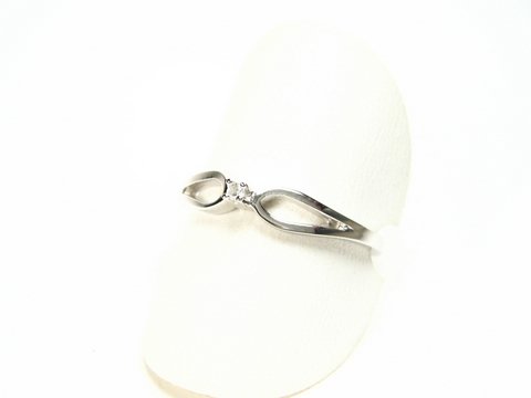Weißgold Ring 57 / 18,2mm in interessanter Form, hergestellt von Juwelier Harnisch, das Design besticht durch elegant geschwungene Linien und einen funkelnden Akzent.