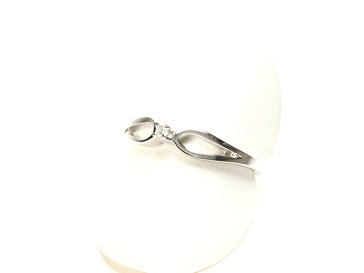 Weißgold Ring 57 / 18,2mm in interessanter Form, hergestellt von Juwelier Harnisch, das Design besticht durch elegant geschwungene Linien und einen funkelnden Akzent.