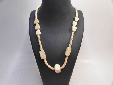 Holzkette aus naturbraunen Holzperlen in verschiedenen Formen, 25 mm, 60 cm lang, gefertigt von Juwelier Harnisch, ideal für einen lässigen Look.