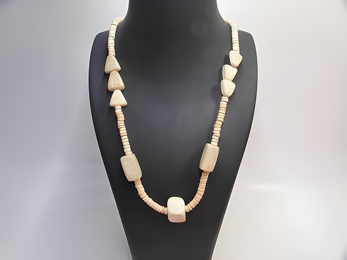 Holzkette aus naturbraunen Holzperlen in verschiedenen Formen, 25 mm, 60 cm lang, gefertigt von Juwelier Harnisch, ideal für einen lässigen Look.