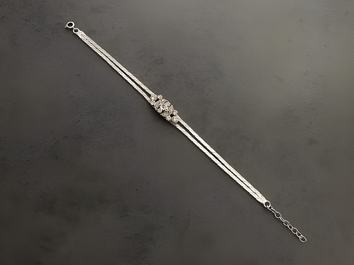 Strass Armband feminin in granatrot mit goldfarbenen Akzenten, Länge 18,5 cm, hergestellt von Juwelier Harnisch, ideal für elegante Anlässe. – Ansicht 2