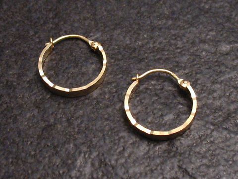 Echte Goldcreolen mit einem Durchmesser von 1,5 cm, wunderschön und mattiert, vom Hersteller Juwelier Harnisch, ideal für jedes Outfit, bis 15 mm.