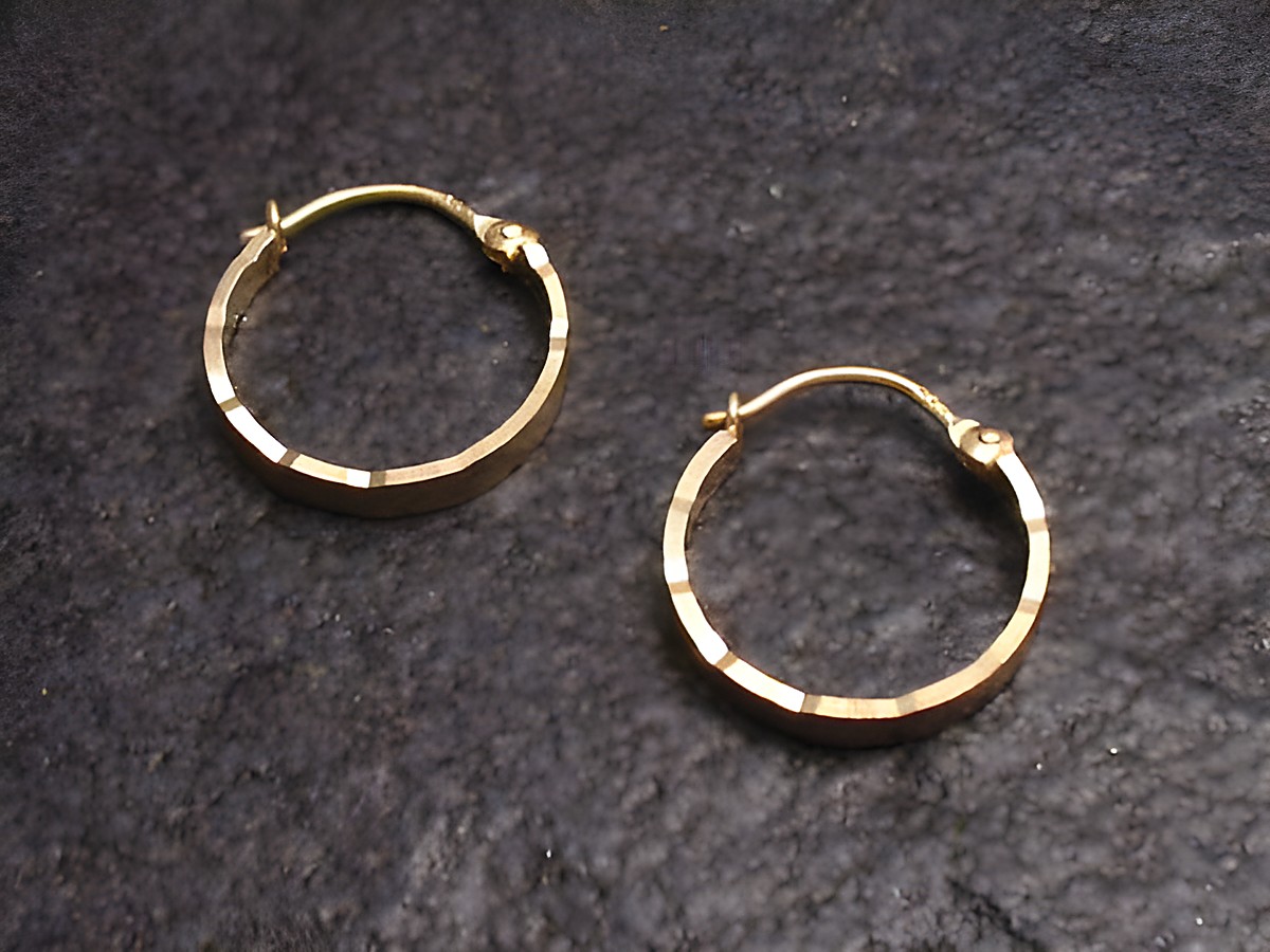 Echte Goldcreolen mit einem Durchmesser von 1,5 cm, wunderschön und mattiert, vom Hersteller Juwelier Harnisch, ideal für jedes Outfit, bis 15 mm.