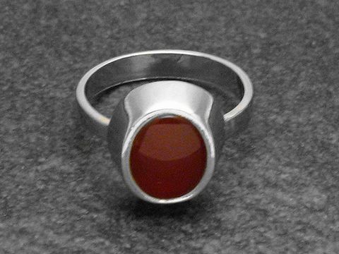 Silberring mit verstellbarem Band und rhodiniertem Stein aus Karneol, hergestellt von Juwelier Harnisch, klassisches Design.