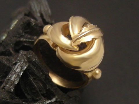 Goldring außergewöhnlich Gold 585 Größe 51 vom Hersteller Juwelier Harnisch bis Größe 52/17, zeigt eine elegante und kunstvolle Gestaltung mit einem ansprechenden, geschwungenen Design.