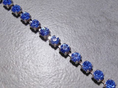 Elegantes Strass Armband in hellblau von Juwelier Harnisch, aus hochwertigem Strassschmuck gefertigt, verstellbar von 15,5 bis 18,5 cm, ideal für besondere Anlässe.